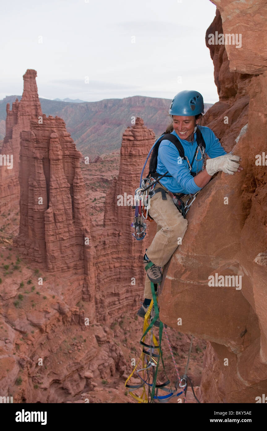 Eine Frau Kletterer in den Fisher Towers, Utah. Stockfoto