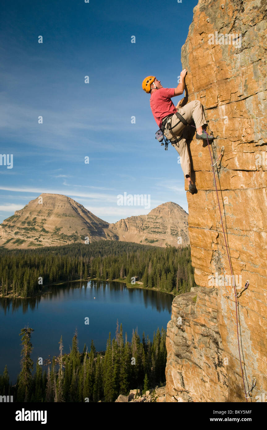 Ein Mann klettern über Scout Lake, Uinta Mountains, Francis, Utah. Stockfoto