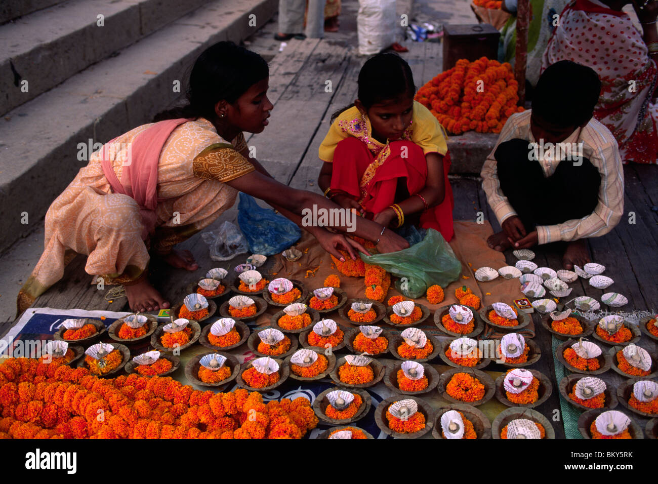 Indien, Varanasi, Kartik Purnima Festival, Kinder bereiten Kerzen vor Stockfoto
