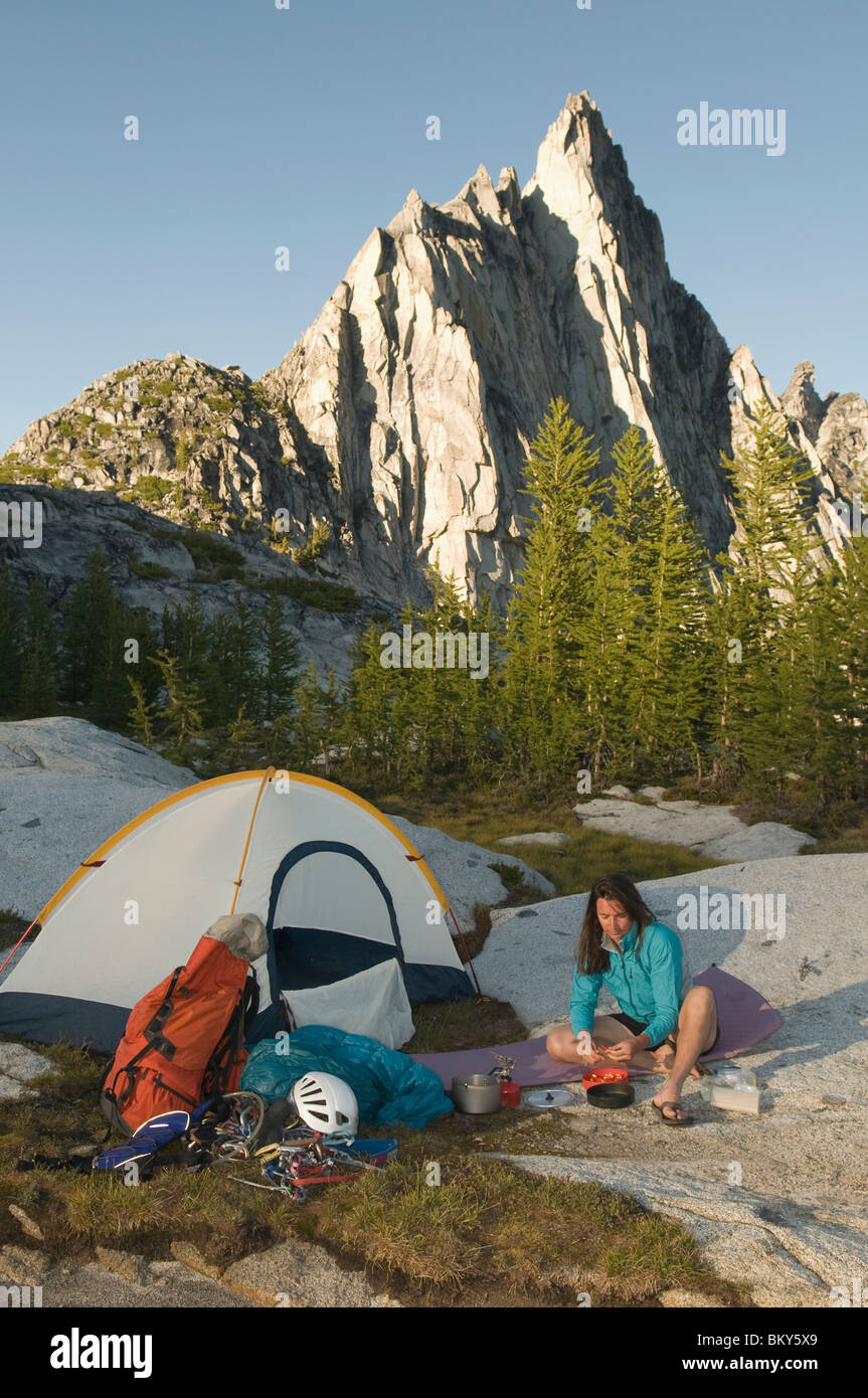 Eine Frau, camping unter Prussik Peak, Verzauberung Gipfel, alpinen Seen Wildnis, Leavenworth, Washington. Stockfoto