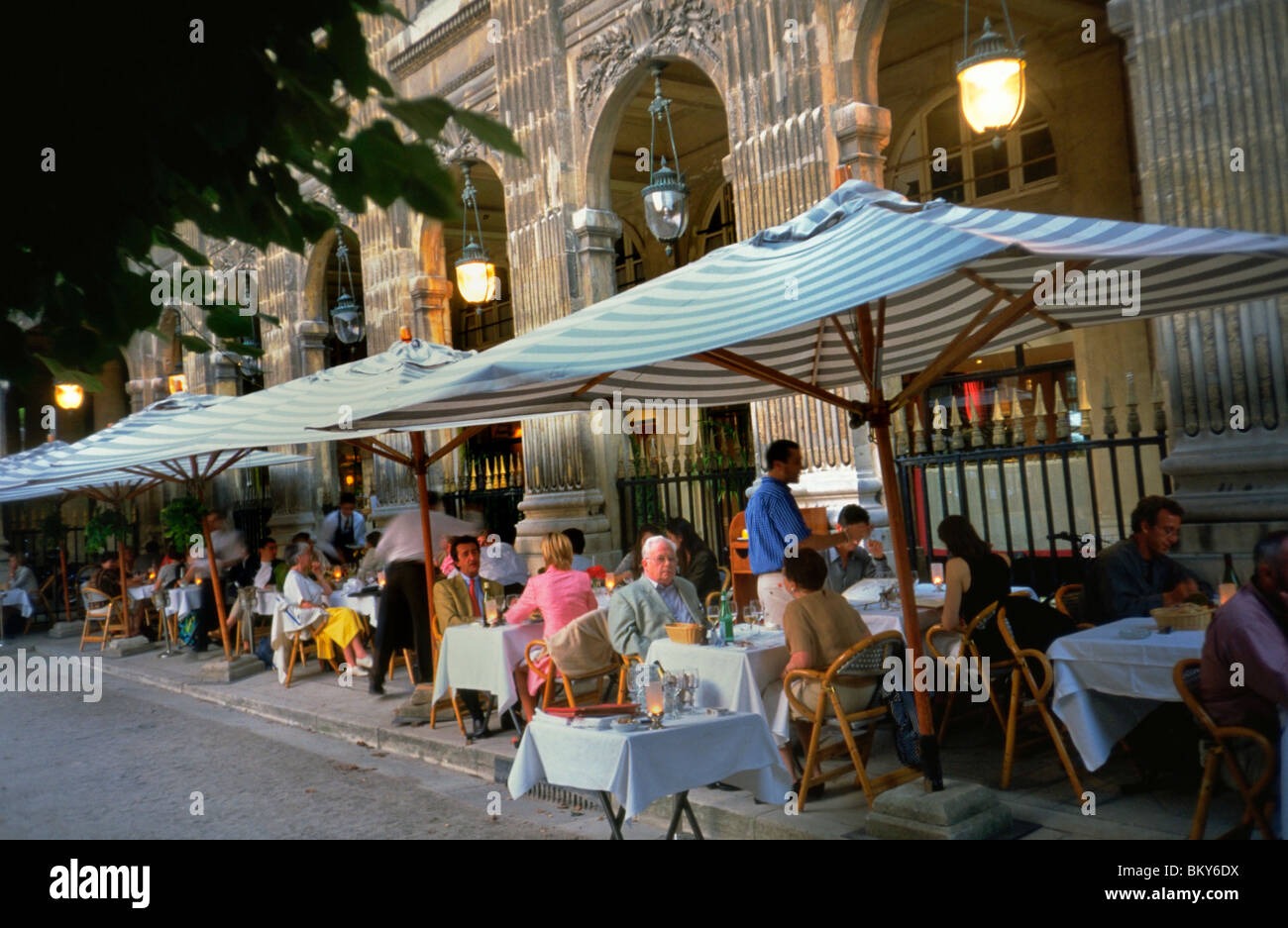 Paris, Frankreich, Menschenmenge, die an Tischen mit Sonnenschirmen isst, französisches Cafe/Bistro-Restaurant, Außenterrasse im 'Palais Royale Jardin', Royal Gardens Stockfoto