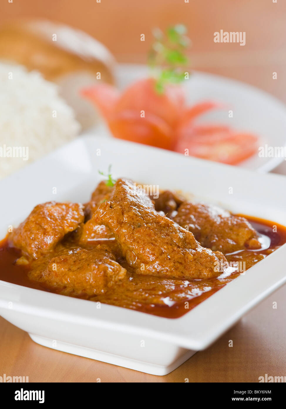Nahaufnahme von Vindaloo-Fleisch-Curry mit Reis serviert Stockfoto