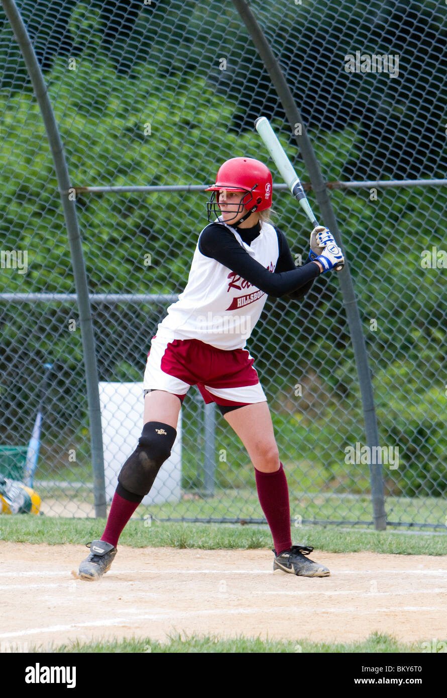 Ein High School Mädchen Softballspiel. Ein Teig zu bat zu Hause Platte. Stockfoto