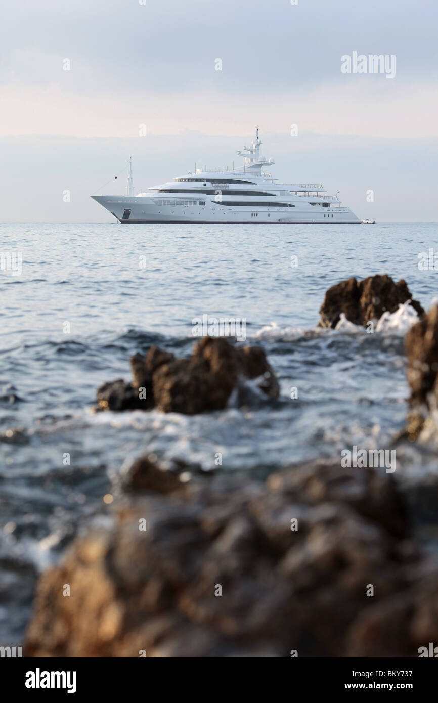 Eine super Luxus-Yacht vor Anker aus der mediterranen Küste von Antibes, Côtes d ' Azur, der Süden von Frankreich. Stockfoto