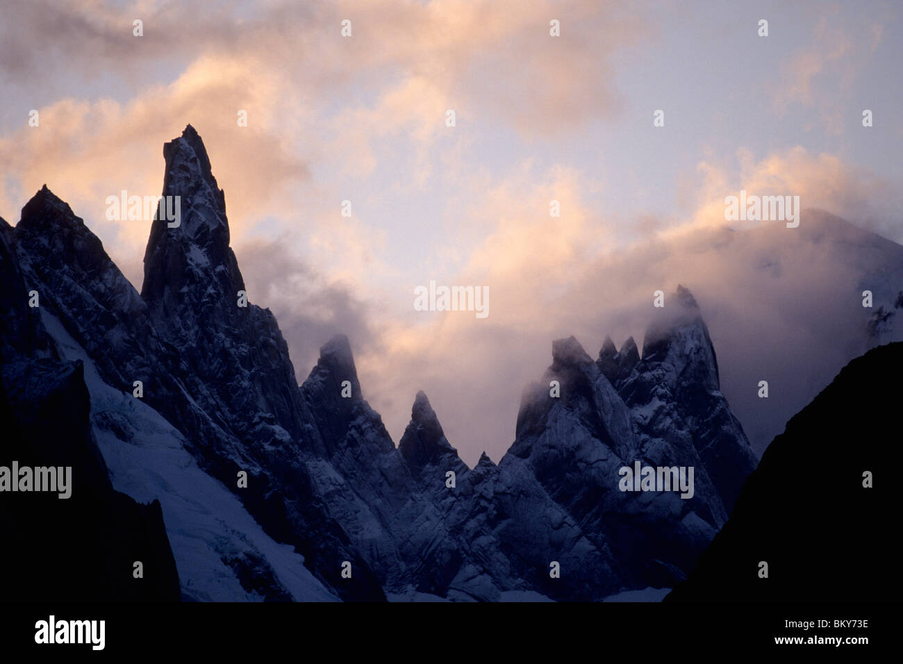 Sonnenuntergang und Wolken über die Berge des Karakorum, Pakistan. Stockfoto