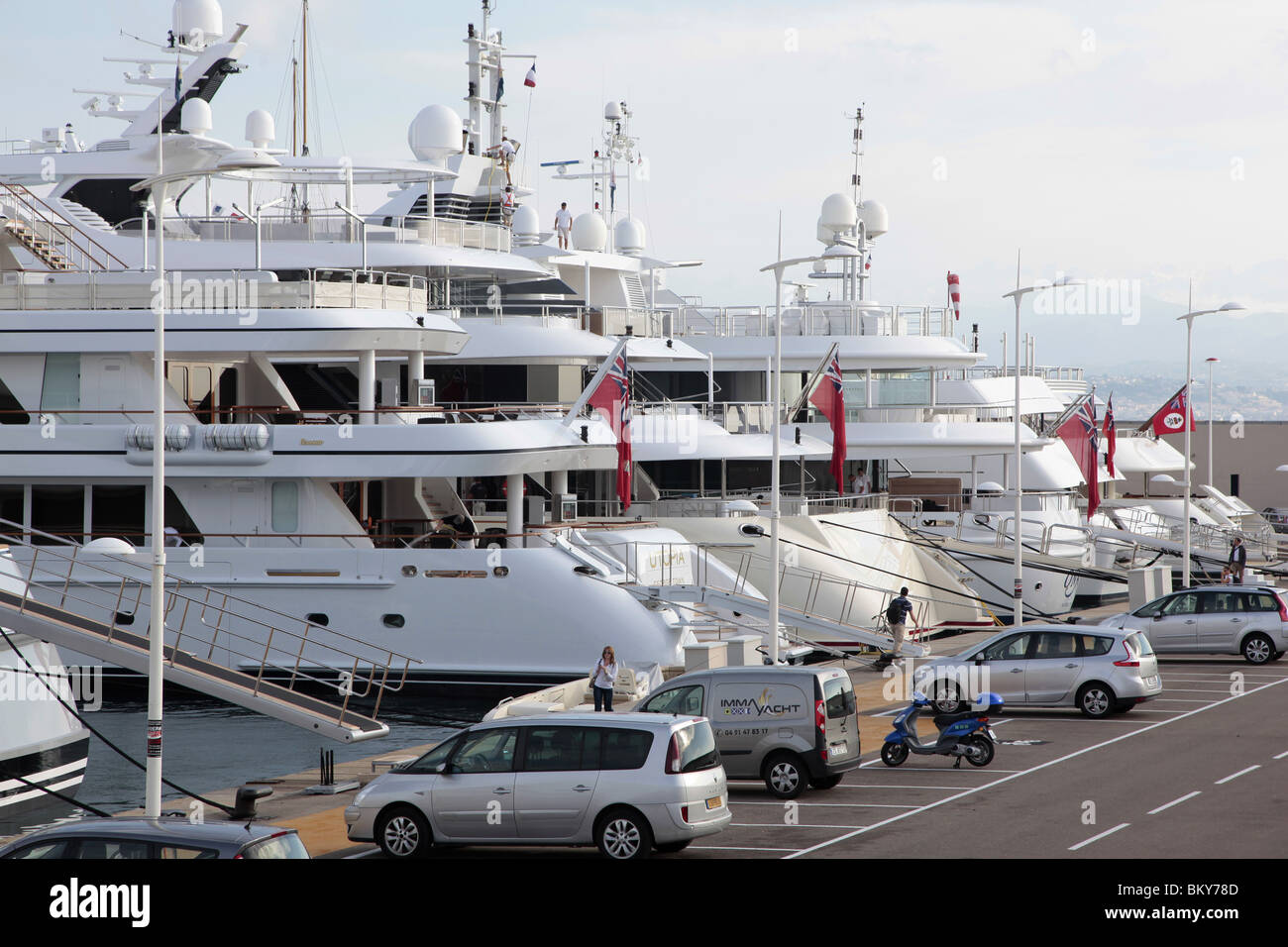 Super Luxus-Yachten vor Anker im Hafen Vauban, Antibes, Frankreich Stockfoto