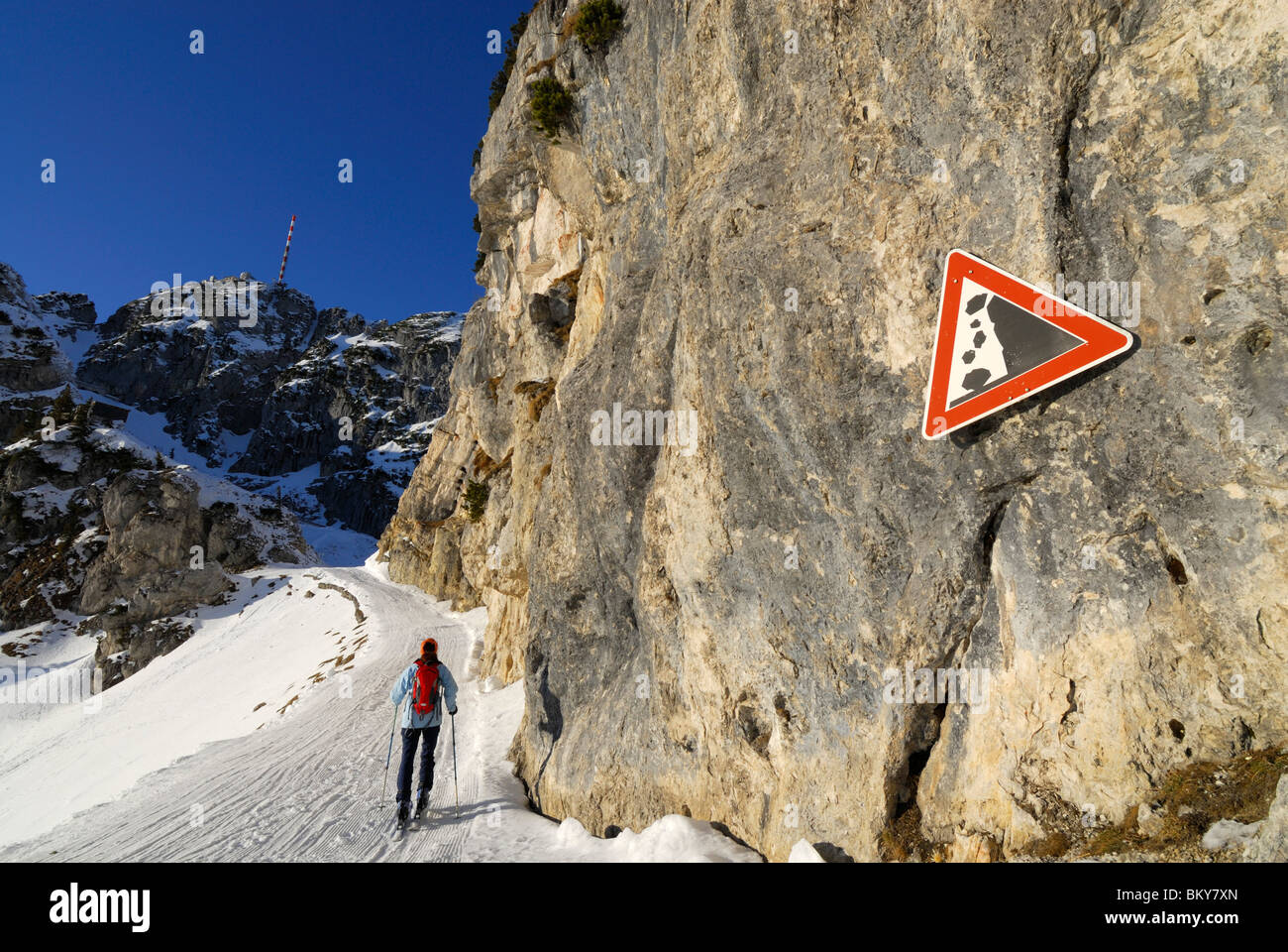 Weibliche Backcountry Skifahrer steigend, Wendelstein Palette, Bayerische Alpen, Bayern, Deutschland Stockfoto