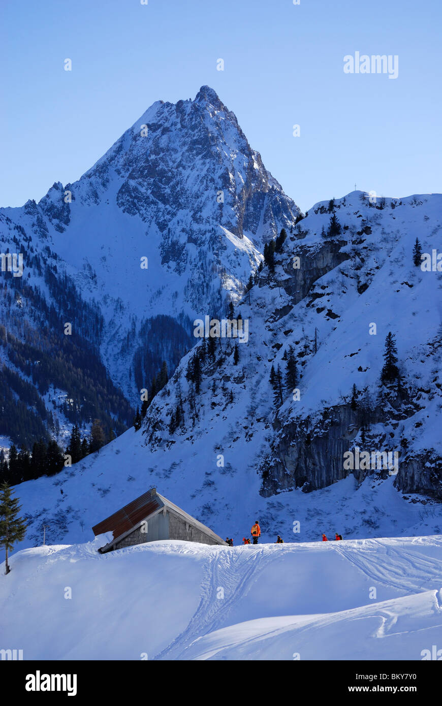 Gruppe von Backcountry Skifahrer vor Almhütte, Grosser Rettenstein im Hintergrund, Brechhorn, Kitzbüheler Alpen, Tirol, Austr Stockfoto