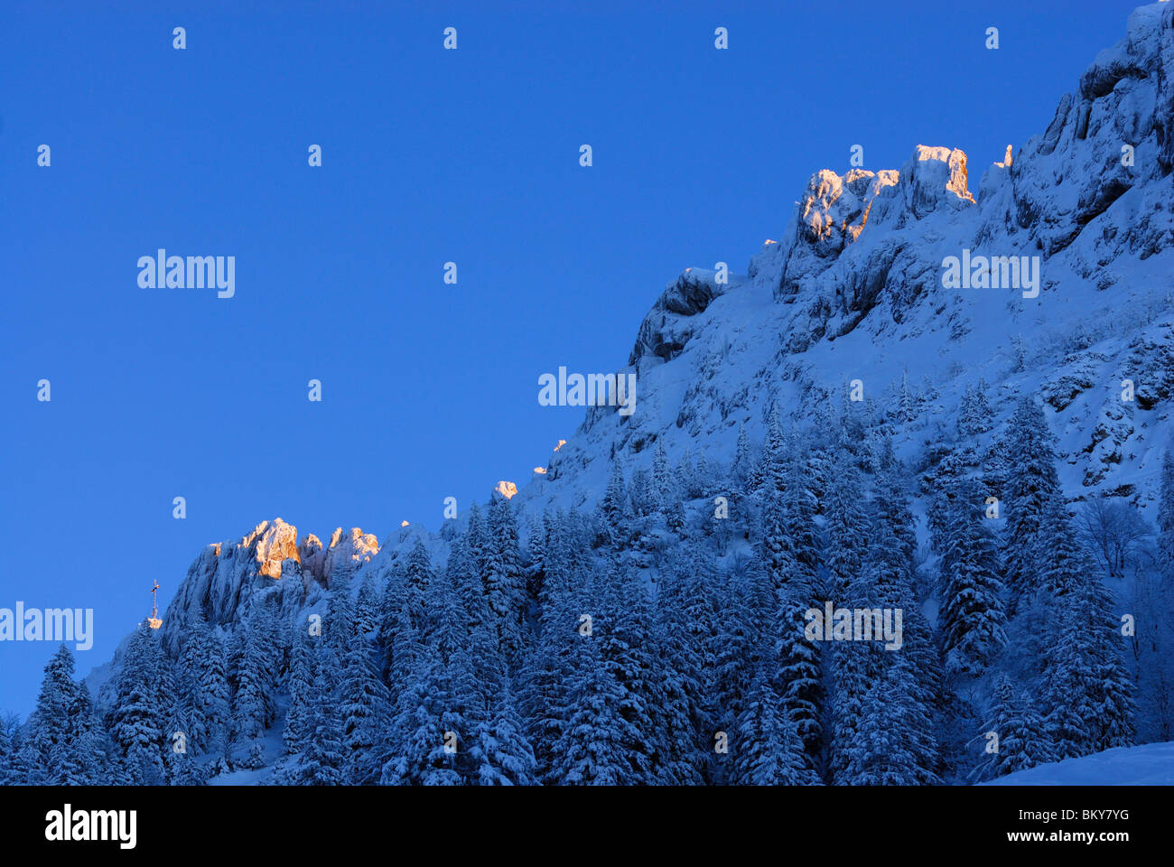 Verschneite Kampenwand, Chiemgauer Alpen, Chiemgau, Bayern, Deutschland Stockfoto