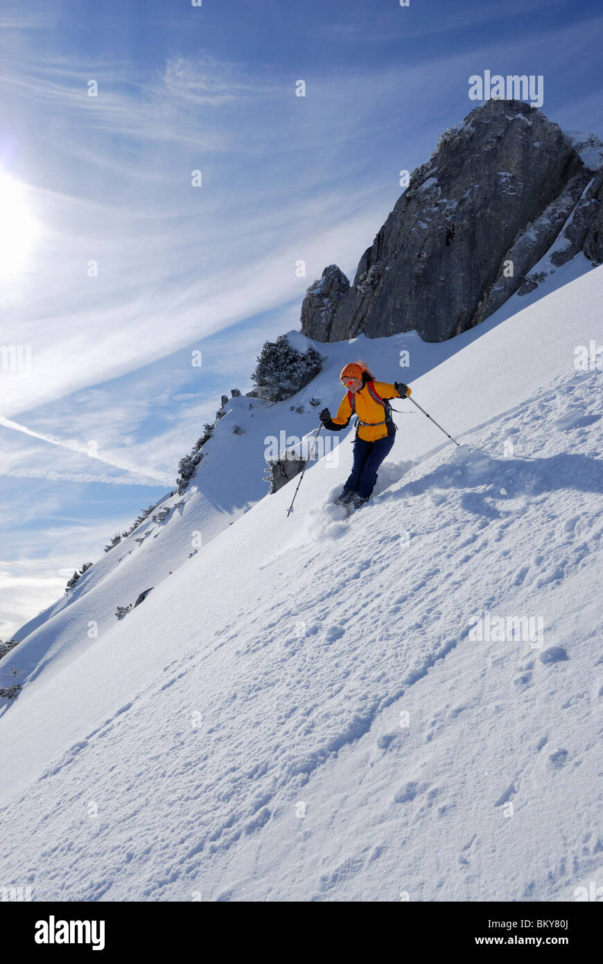 Frau-Skifahren in Pulver Schnee, Lacherspitze, Mangfall Angebot, Bayern, Deutschland Stockfoto