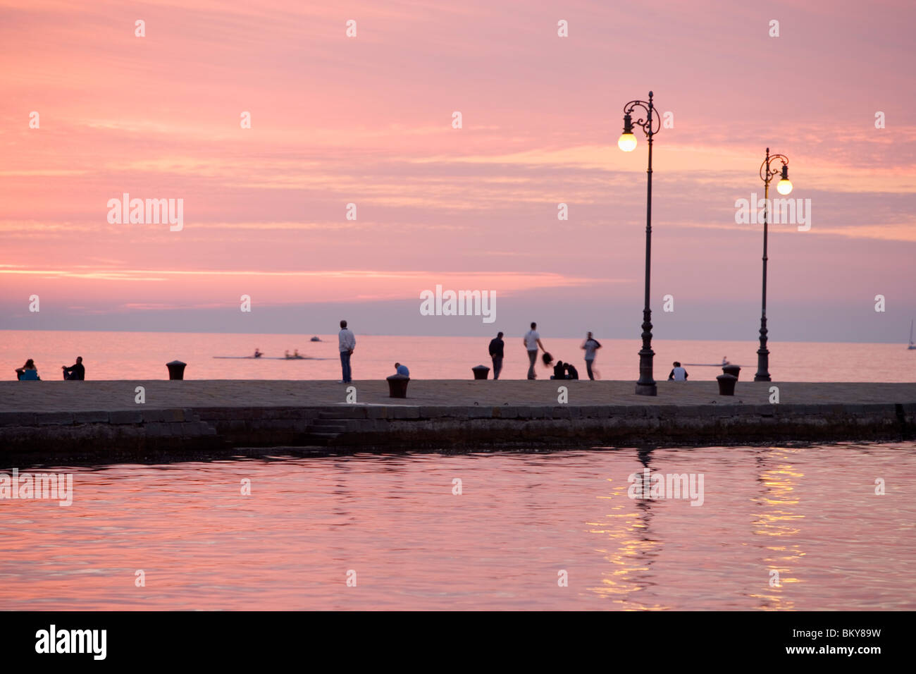 Sonnenuntergang an der Molo Audace, Triest, Friaul-Julisch Venetien, Oberitalien, Italien Stockfoto