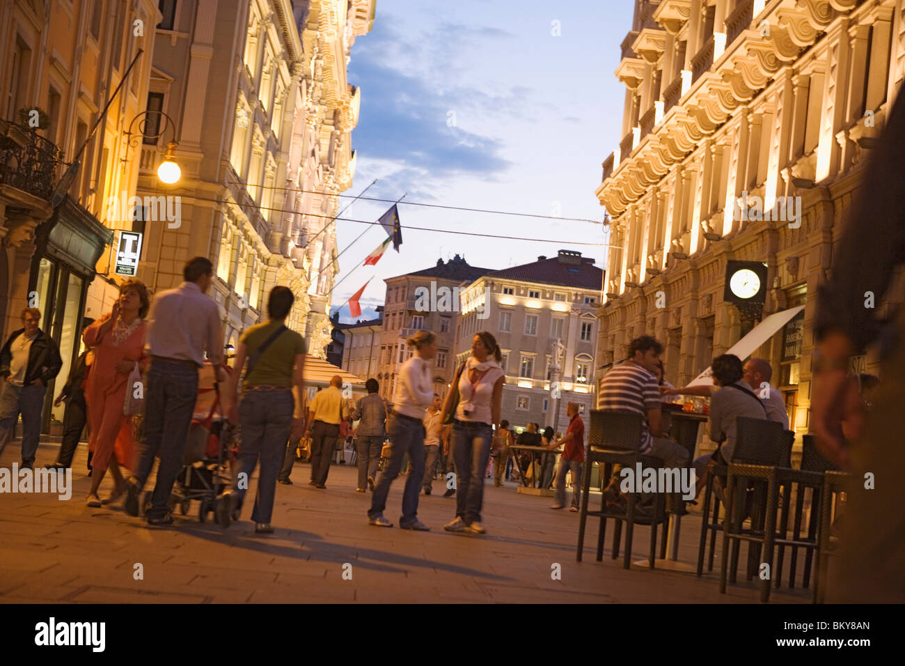 Am Abend auf der Via del Teatro und die Piazza dell'Unita, ist die Bar auf der rechten Seite Ex Urbanis, Triest, Friuli-Venezia Giu genannt. Stockfoto