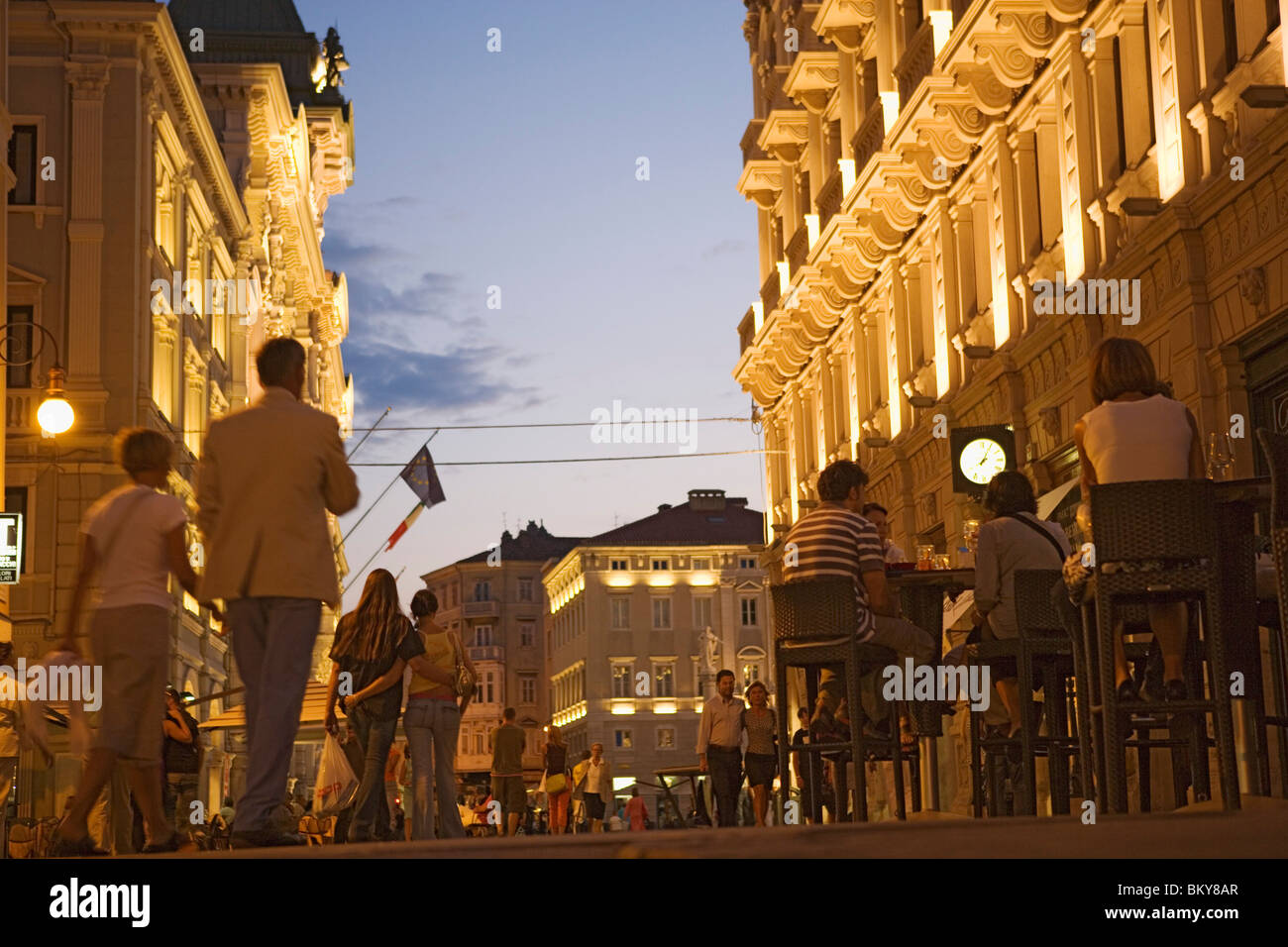 Am Abend auf der Via del Teatro und die Piazza dell'Unita, ist die Bar auf der rechten Seite Ex Urbanis, Triest, Friuli-Venezia Giul genannt. Stockfoto