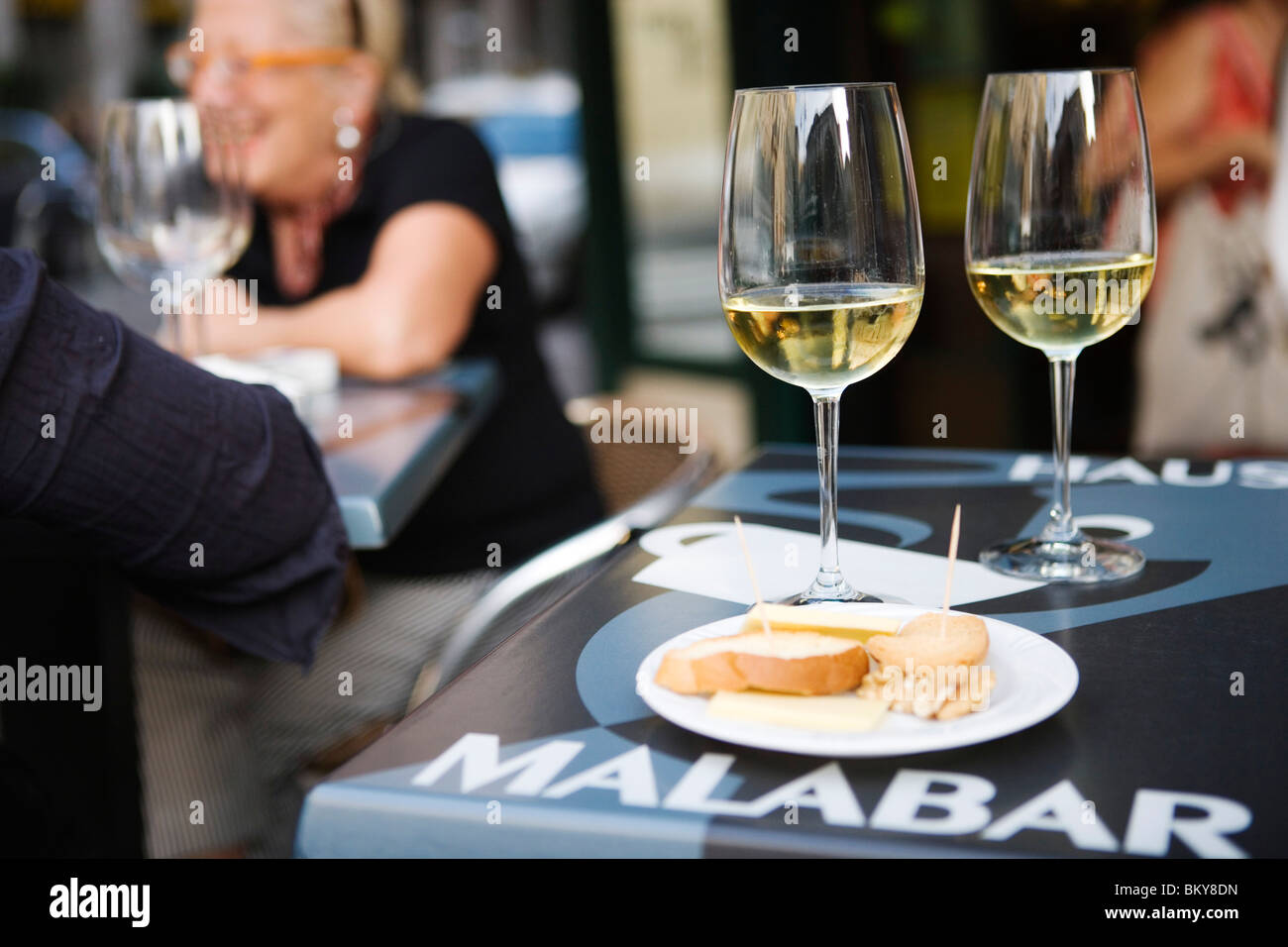 Zwei Gläser Weißwein, Gran Malabar, Triest, Friaul-Julisch Venetien, Oberitalien, Italien Stockfoto