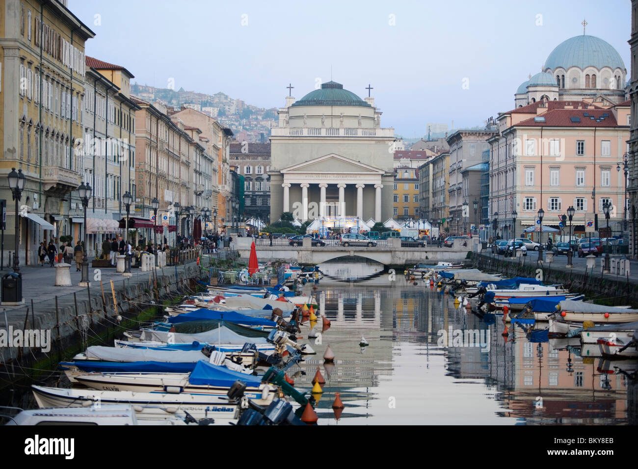 Boote am Canale Grande, Kirche des Heiligen Antonius im Hintergrund, Triest, Friaul-Julisch Venetien, Oberitalien, Italien Stockfoto