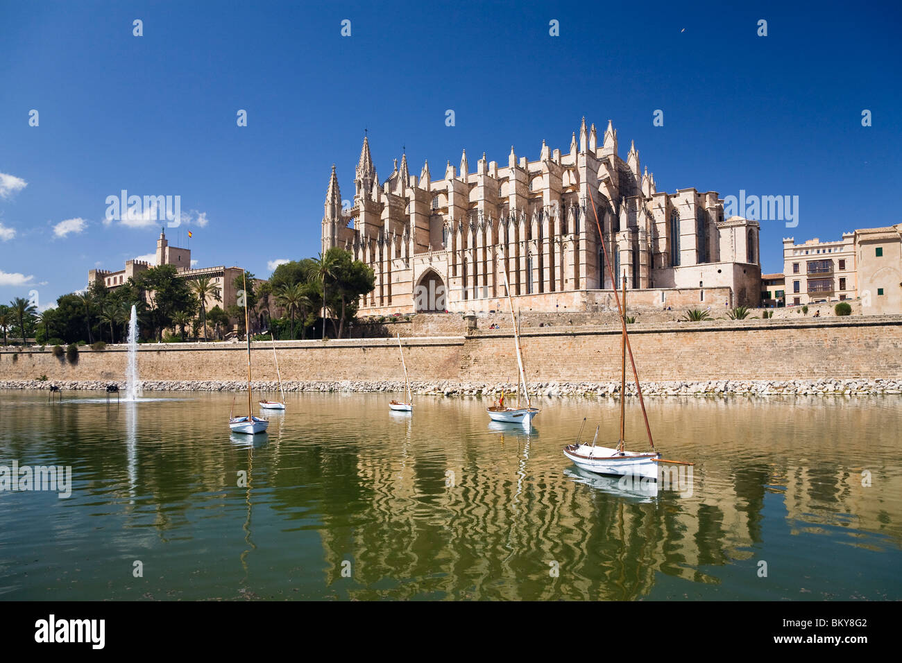 Kathedrale La Seu unter blauem Himmel, Palma, Mallorca, Spanien, Europa Stockfoto