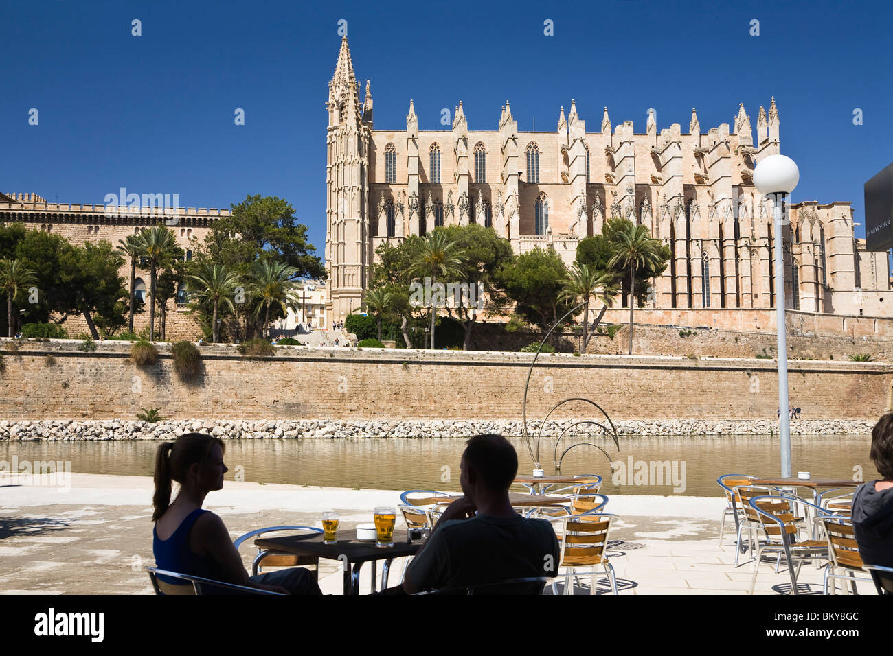 Menschen in einem Café gegenüber der Kathedrale La Seu in Palma, Mallorca, Spanien, Europa Stockfoto