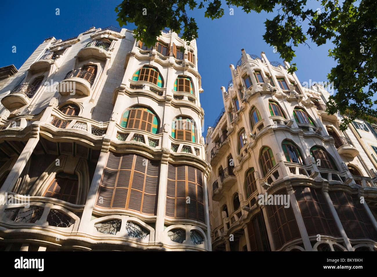 Fassaden von Wohnhäusern im Sonnenlicht, Placa del Mercat, Palma, Mallorca, Spanien, Europa Stockfoto