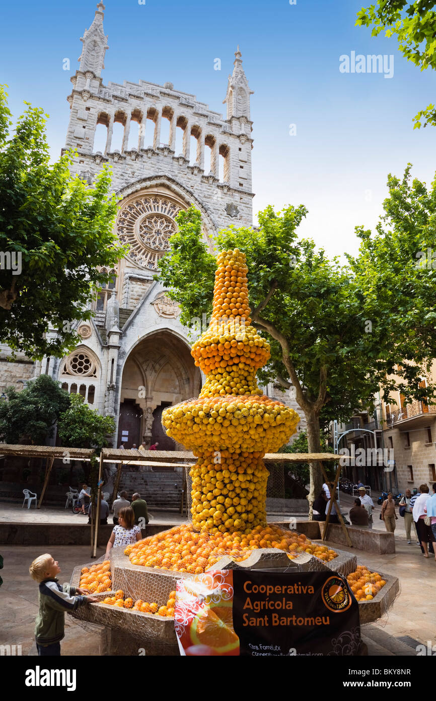 Brunnen mit Orangen vor der Kirche Sant Bartomeu, Sóller, Mallorca, Balearen, Spanien, Europa Stockfoto