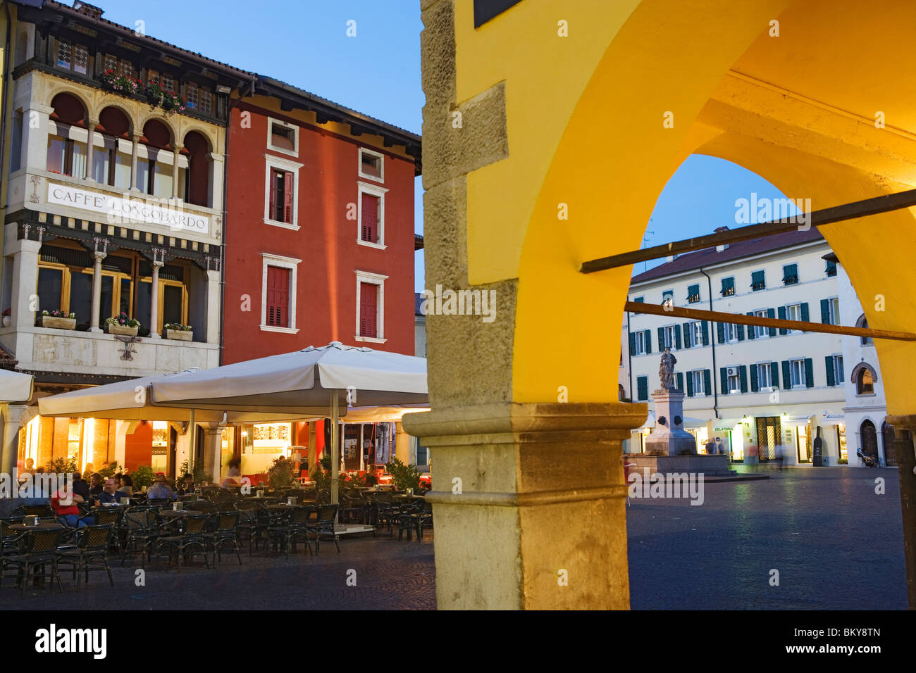 Ein Abend auf der Piazza Paolo Diacono, Cividale del Friuli, Friaul-Julisch Venetien, Italien Stockfoto