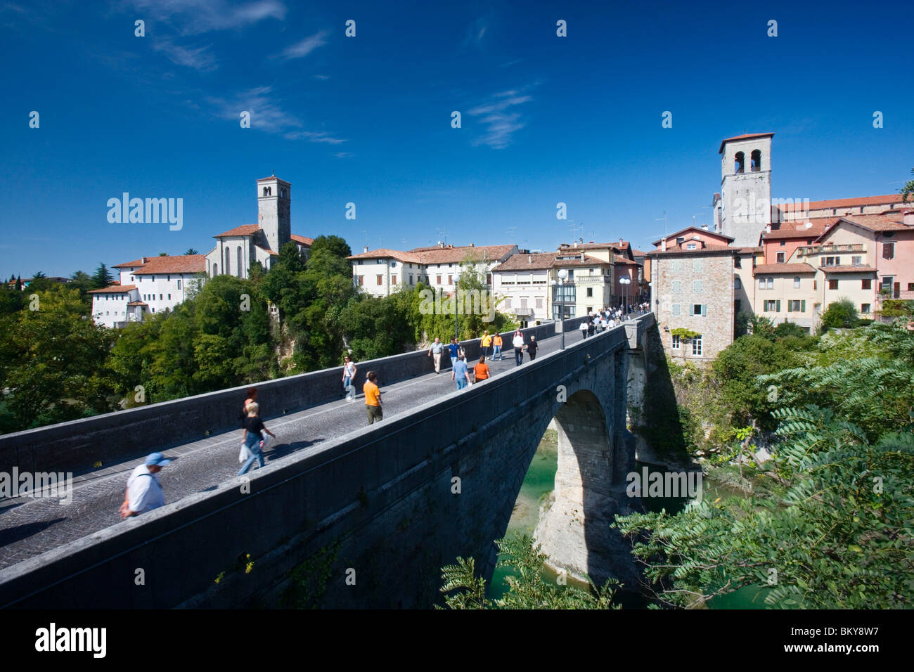 Natisone Fluß überspannt von Teufelsbrücke (15. Jahrhundert, umgebaut im Jahre 1918), Cividale del Friuli, Friaul-Julisch Venetien, Italien Stockfoto