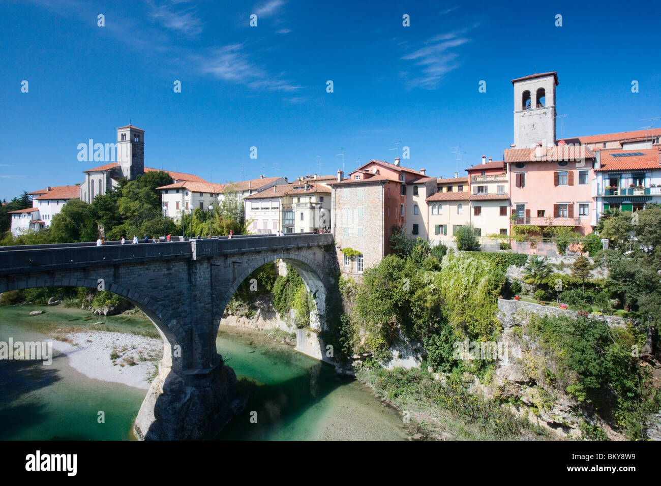 Natisone Fluß mit Devil's überbrücken (15. Jahrhundert, umgebaut im Jahre 1918), Cividale del Friuli, Friaul-Julisch Venetien, Italien Stockfoto