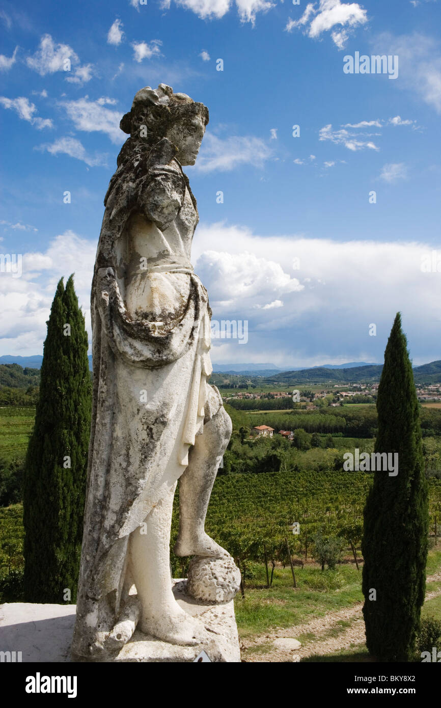 Blick vom Rosengarten an Rosazzo Abtei, Friaul-Julisch Venetien, Italien Stockfoto