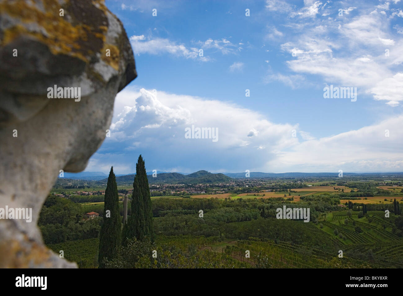 Blick vom Rosengarten in Rosazzo Abtei, Friaul-Julisch Venetien, Italien Stockfoto