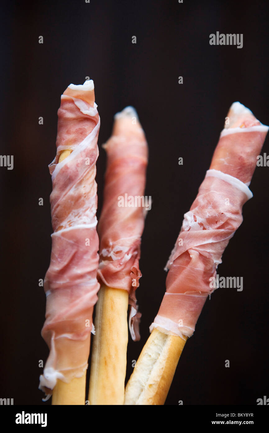 Berühmten Schinken aus San Daniele, diente umwickelt Brot klebt, Friaul-Julisch Venetien, Italien Stockfoto