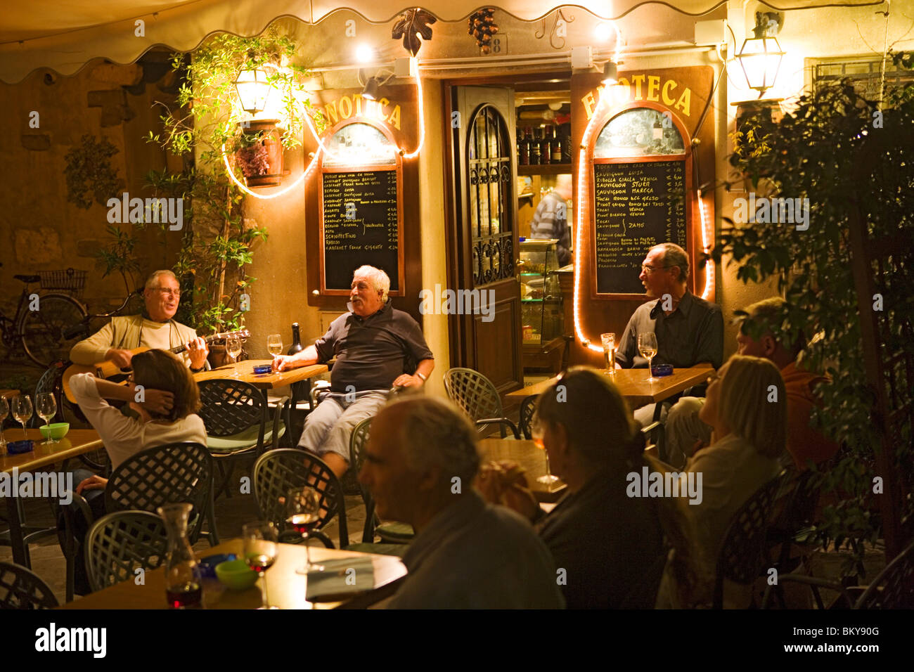 Weinbar, Enoteca in Grado, Provinz Udine, Friaul-Julisch Venetien, Italien Stockfoto