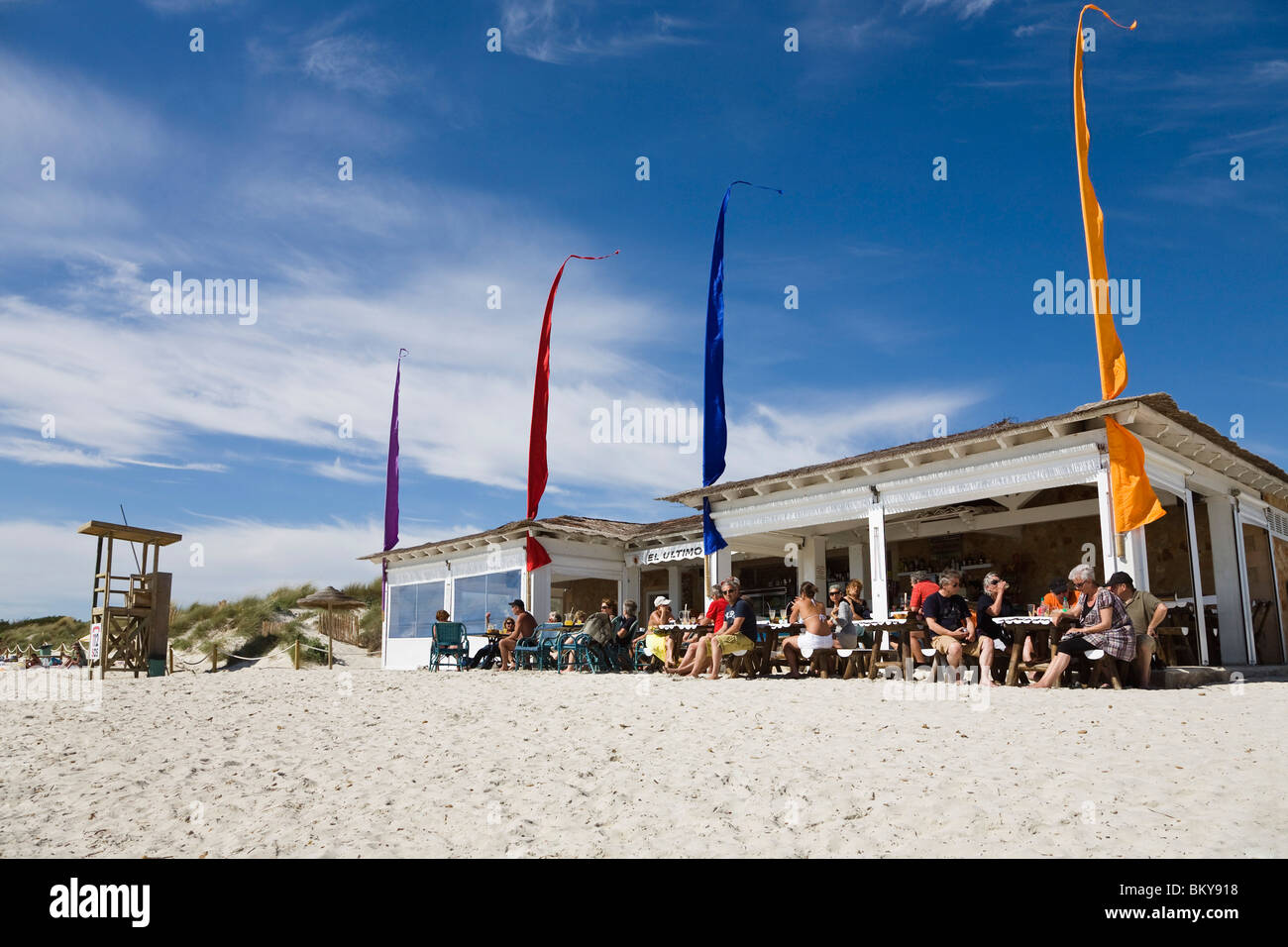 Menschen, die Standortwahl vor einer Strandbar am Strand von Es Trenc, Mallorca, Balearen, Spanien, Europa Stockfoto