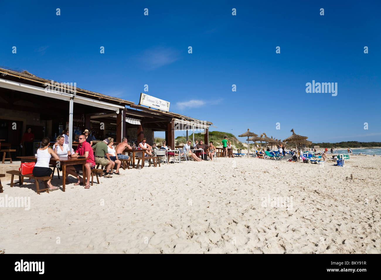 Leute sitzen in einer Strandbar am Strand von Es Trenc, Mallorca, Balearische Inseln, Spanien, Europa Stockfoto