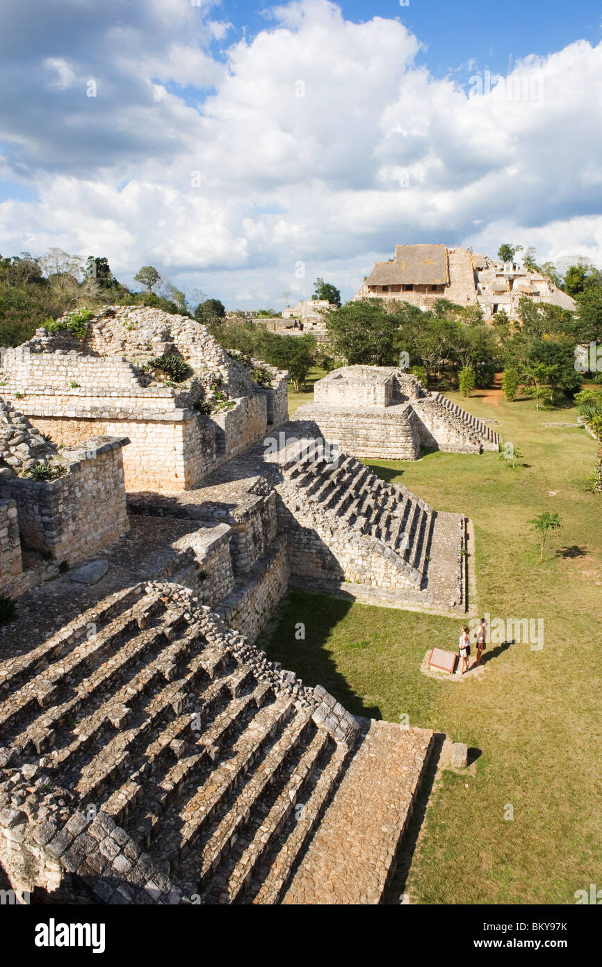 Maya-Tempel-Ruinen von Ek Balam, Blick auf die Twin-Pyramide und die Akropolis mit dem Grab des Ukit Kan Le'k Tok' in den Rücken, St Stockfoto