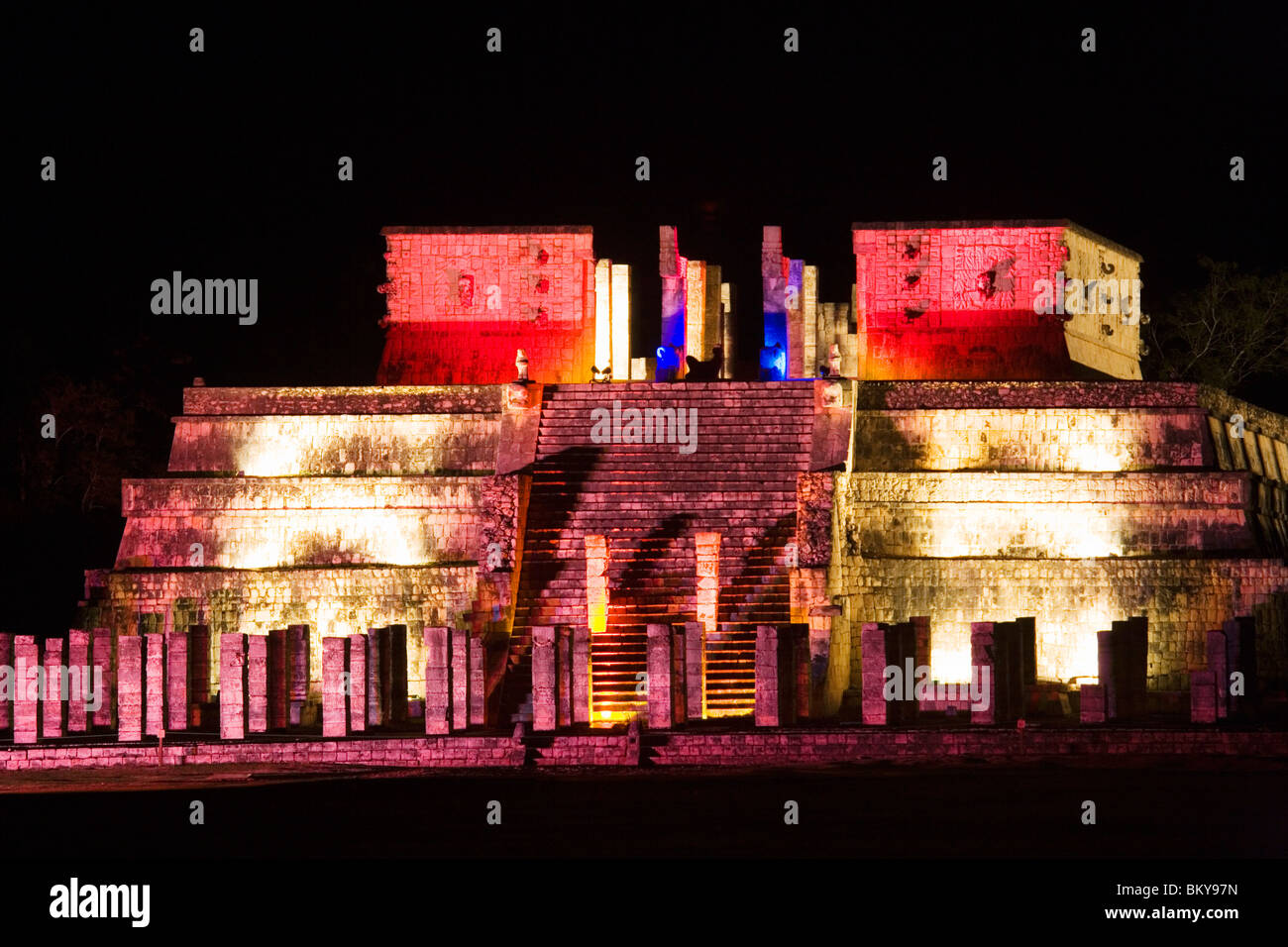 Licht-Show im Maya-Tempel Ruinen in Chichen Itza, Tempel der Krieger, Bundesstaat Yucatan Halbinsel Yucatan, Mexiko Stockfoto