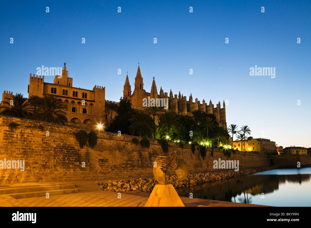 Kathedrale La Seu unter blauem Himmel im Abend, Palma, Mallorca, Spanien, Europa Stockfoto