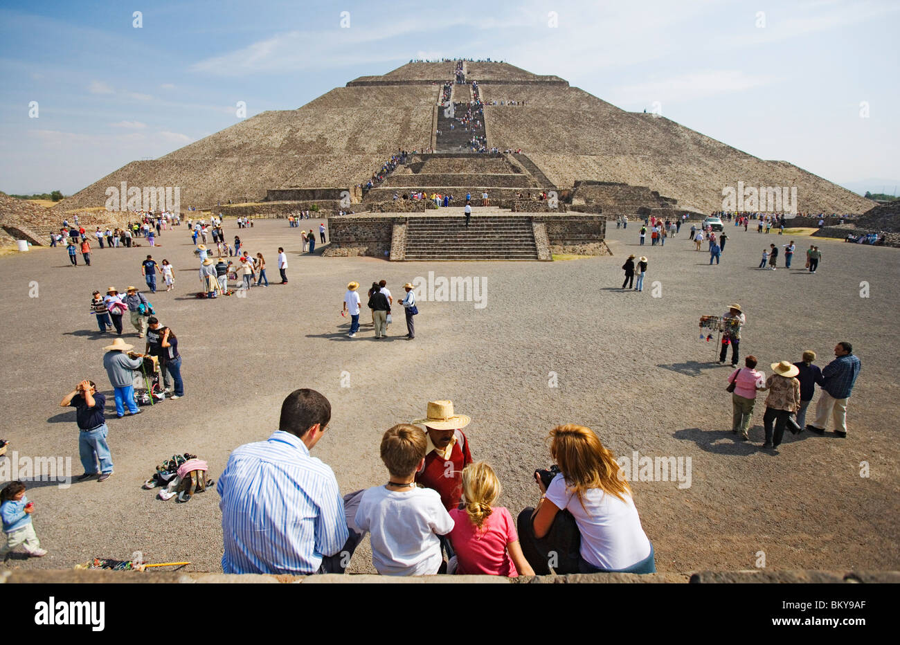 Touristen vor der Sonnenpyramide die archäologische Stätte von Teotihuacan Mexico City, Mexico D.F Mexiko Stockfoto