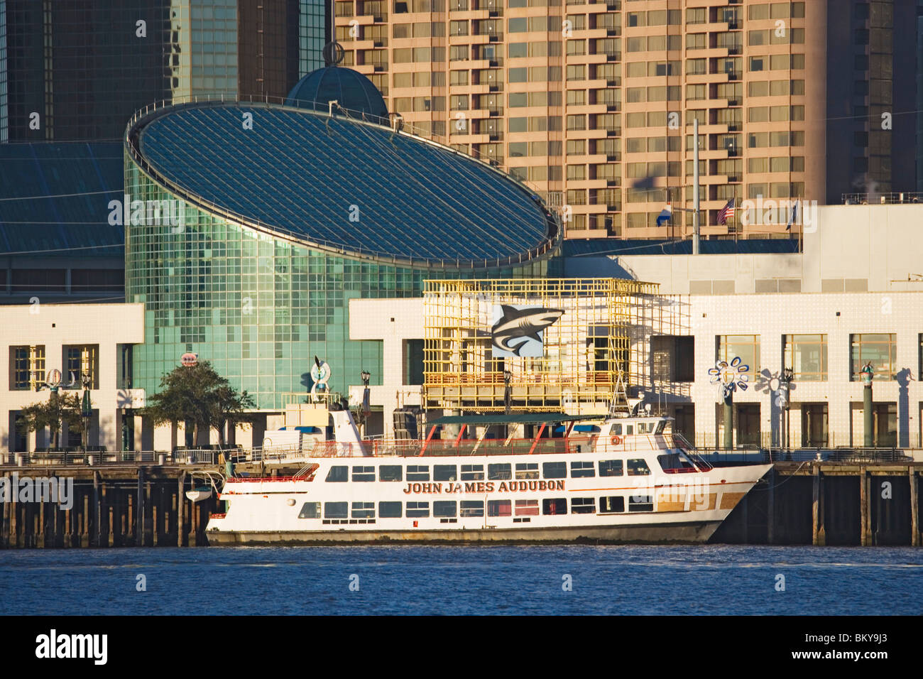 Blick auf den Mississippi, das Aquarium und die Innenstadt von New Orleans, Louisiana, USA Stockfoto