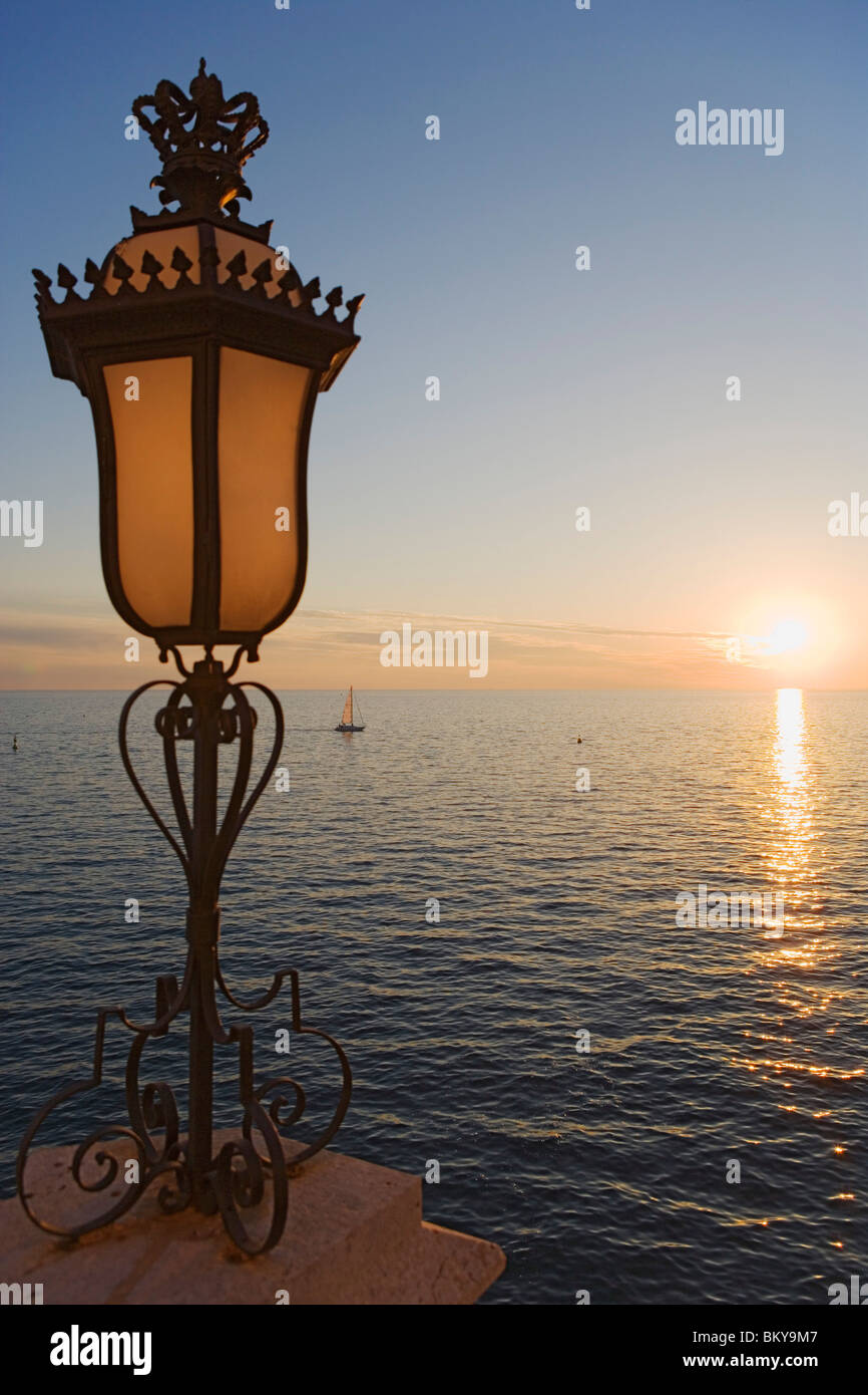 Lampe auf der Terrasse des Miramare Schloss, Triest, Friaul-Julisch Venetien, Oberitalien, Italien Stockfoto