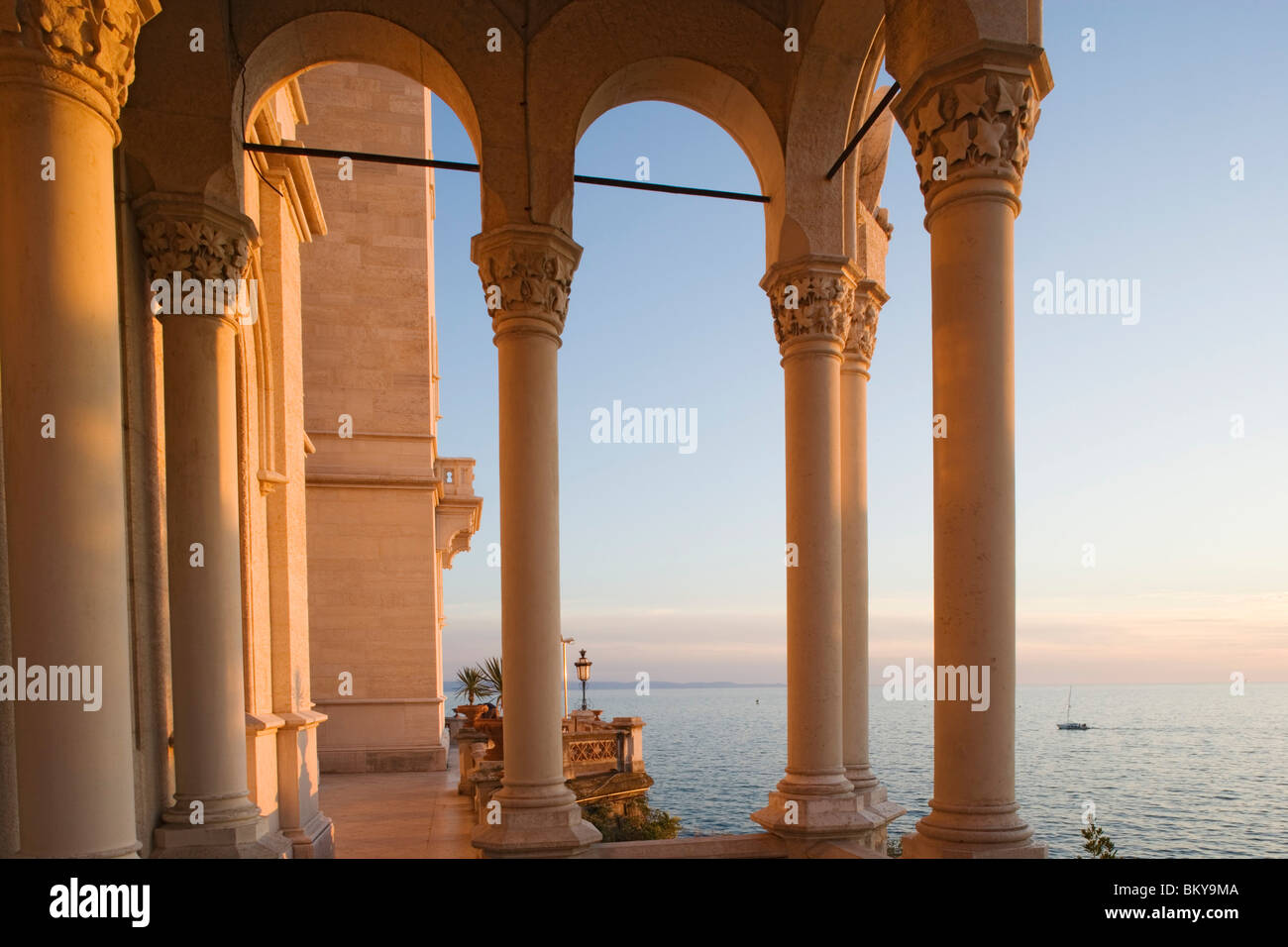 Arcade und Terrasse von Miramare Schloss, Triest, Friaul-Julisch Venetien, Oberitalien, Italien Stockfoto