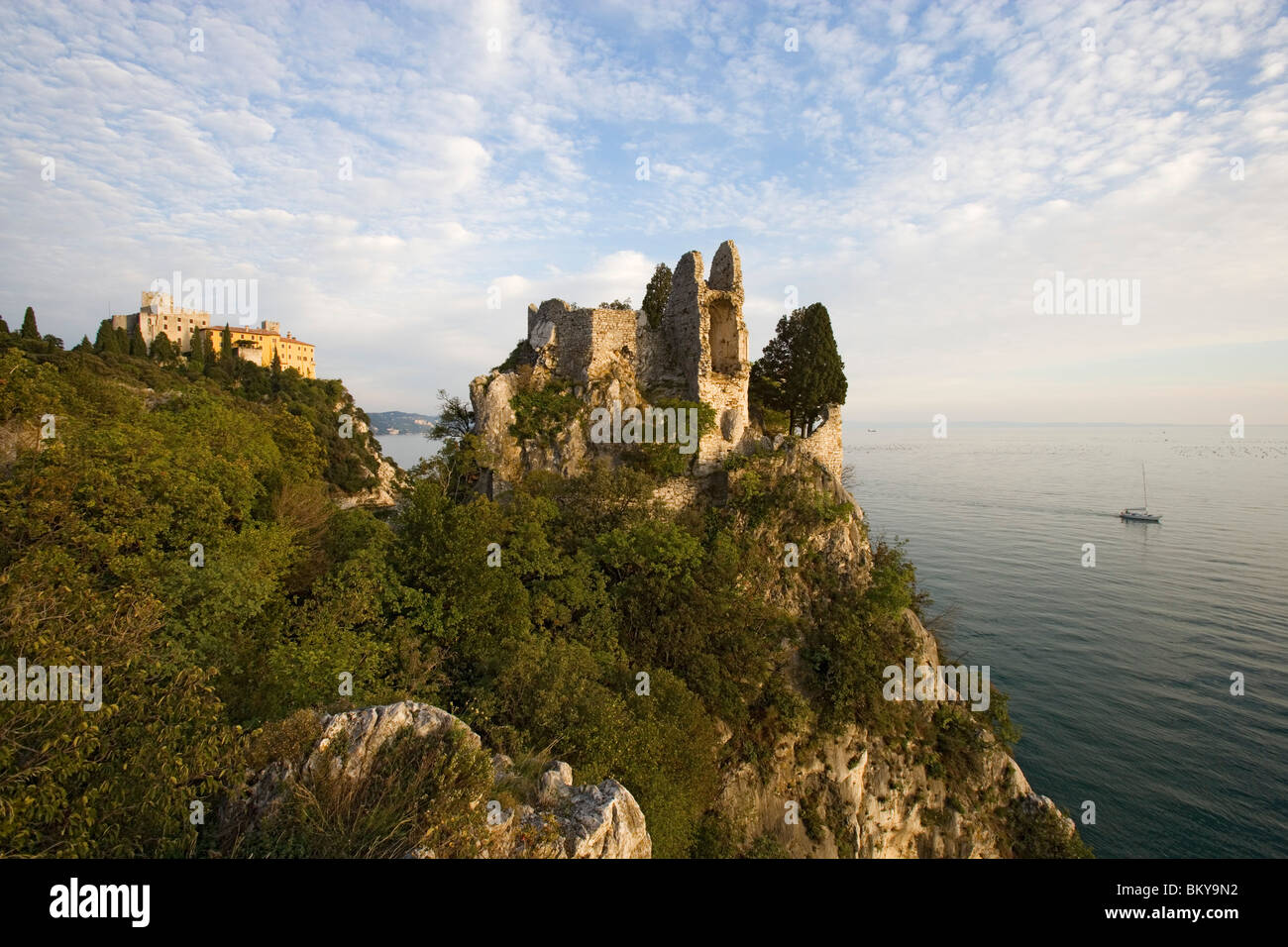 Burgruine und Schloss von Duino, Triest, Friaul-Julisch Venetien, Oberitalien, Italien Stockfoto