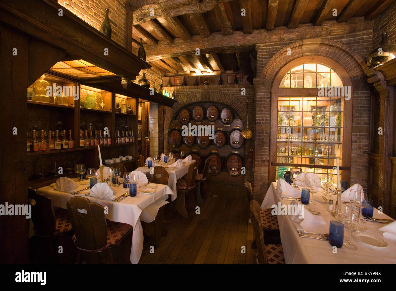 Tabellen, D'Vijff Vlieghen, Luxusrestaurant, Blick in eine verlassene D'Vijff Vlieghen, ein Luxus-Restaurant in der Nähe von Spui, nur Stockfoto
