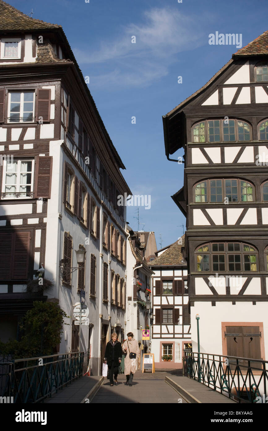 Menschen zu Fuß über eine Brücke von La Petite France, Menschen zu Fuß über eine Brücke von La Petite France wenig France, Straßburg, Al Stockfoto