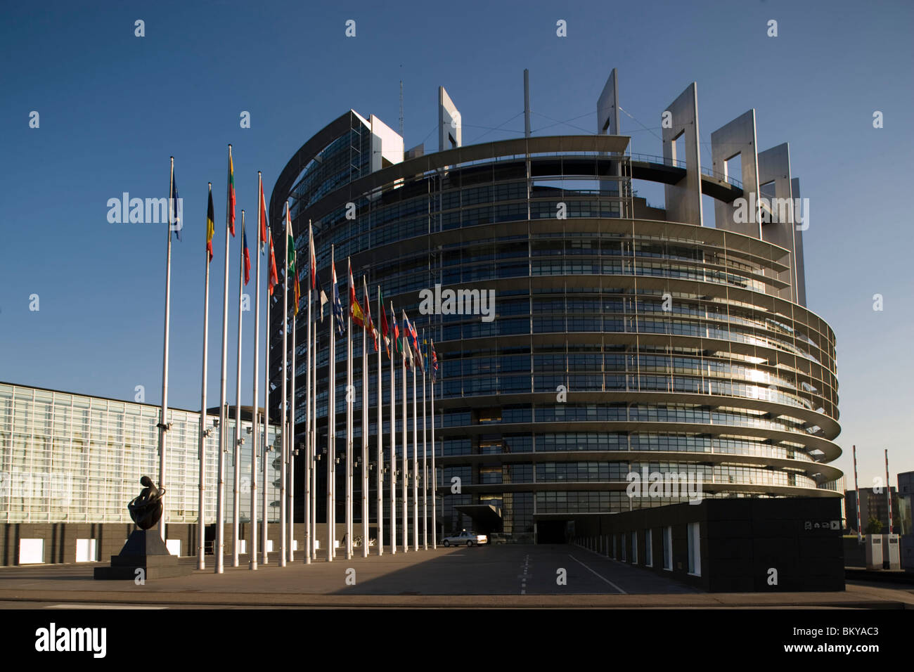 Flaggen vor Fahnen des Europäischen Parlaments, vor dem Europäischen Parlament, Straßburg, Elsass, Frankreich Stockfoto