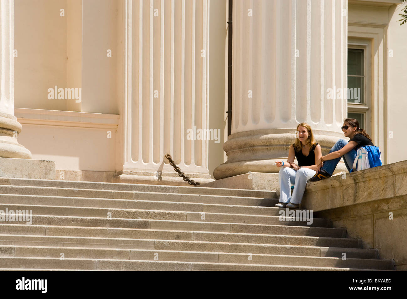 Frau auf der Treppe des ungarischen Nationalmuseums, zwei junge Frauen sitzen auf der Treppe der ungarischen Nationalmuseum, Pest, Bu Stockfoto