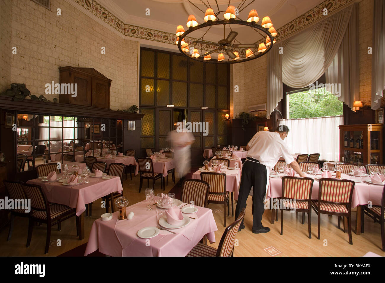 Innerhalb des Muzeum Cafe und Restaurant, Kellner, die für die Tabellen im Muzeum Cafe und Restaurant, Buda, Budapest, Ungarn Stockfoto