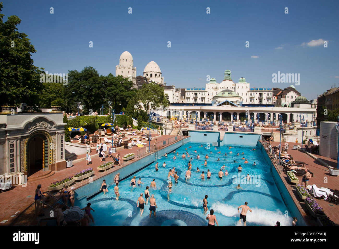 Open-Air-Gelände der Gellertbad, Personen in das Freigelände der Gellertbad, Buda, Budapest, Ungarn Stockfoto