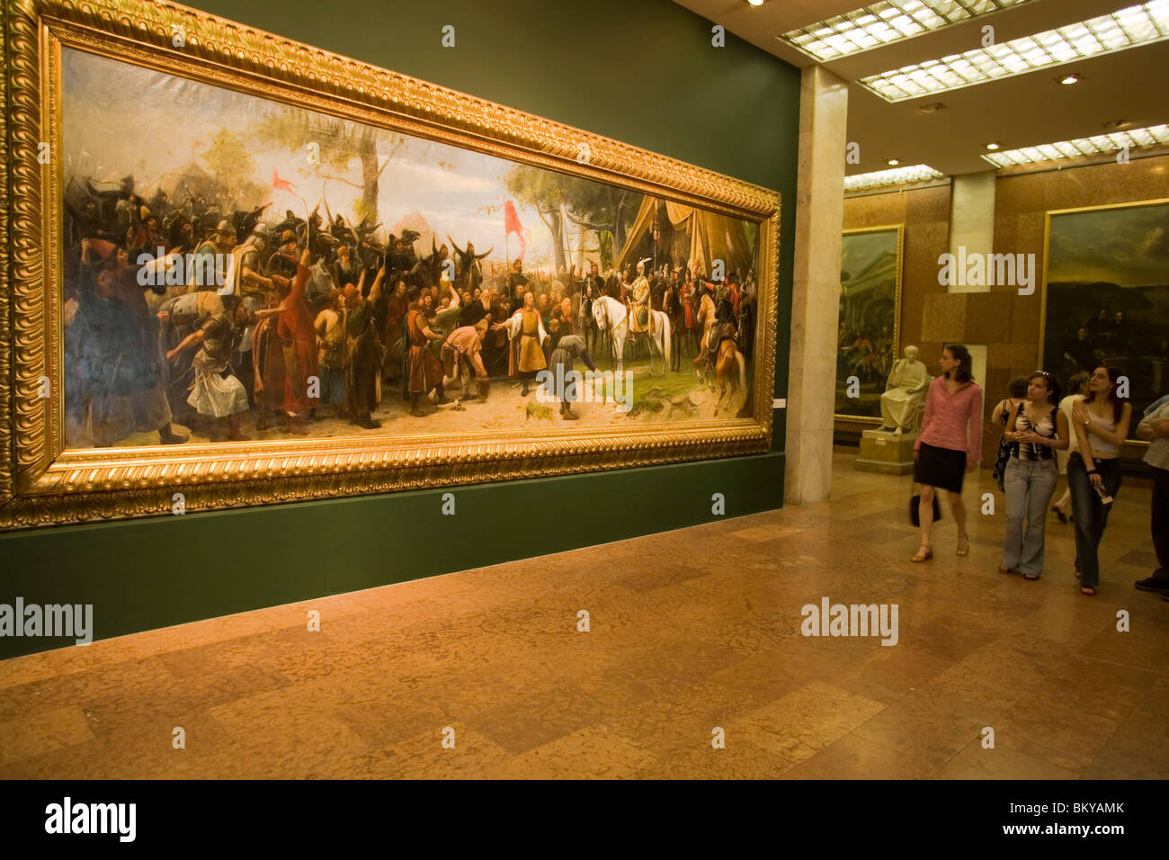 Besucher betrachten ein Gemälde Menschen Blick auf Malerei, in der Ungarischen Nationalgalerie am königlichen Palast auf dem Burgberg, Stockfoto