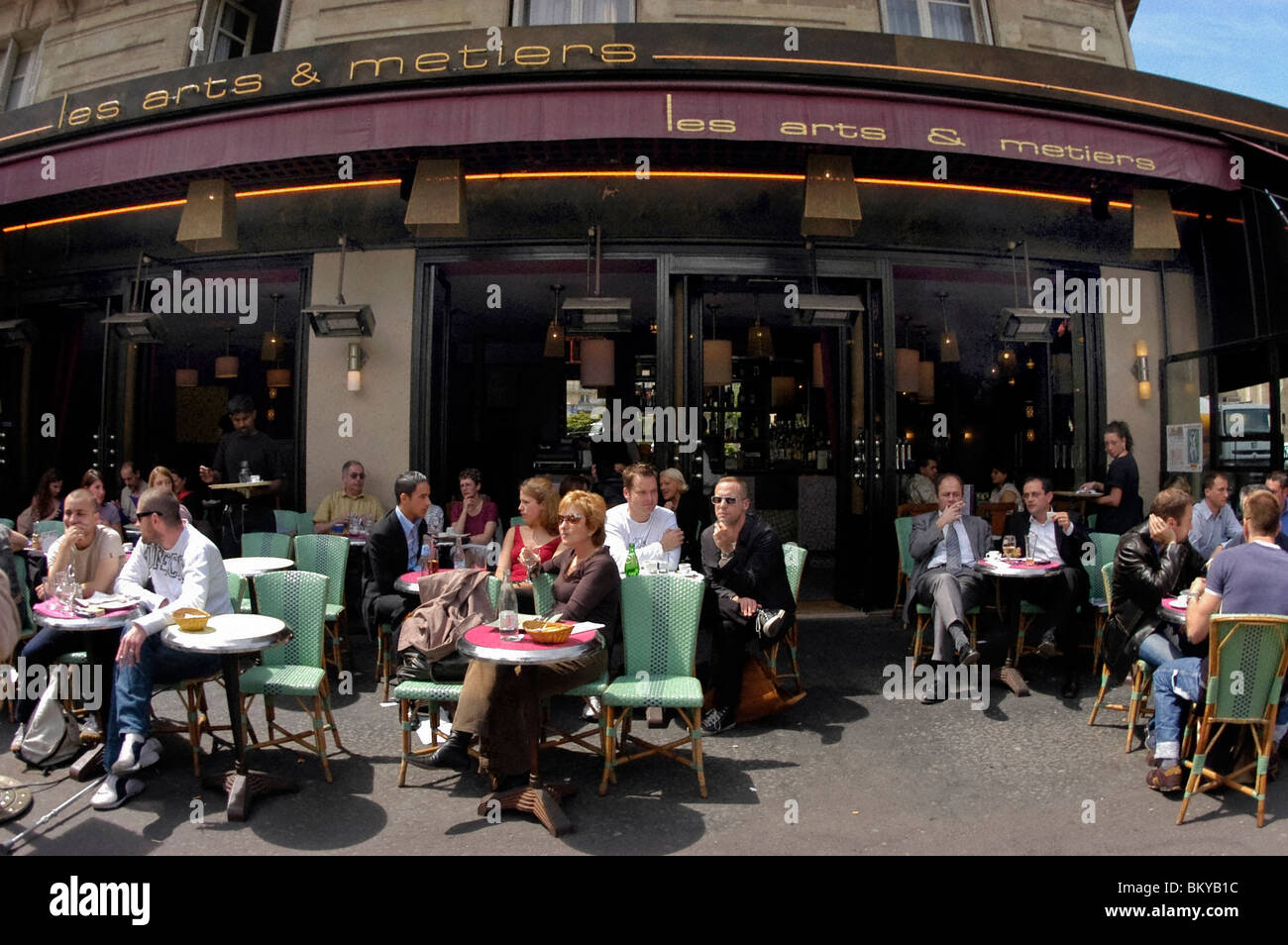 PARIS Café Bistro Restaurant 'Les Arts et Metiers', Terrasse Pariser Straßencafé-Szene, französische Frauen essen Stockfoto