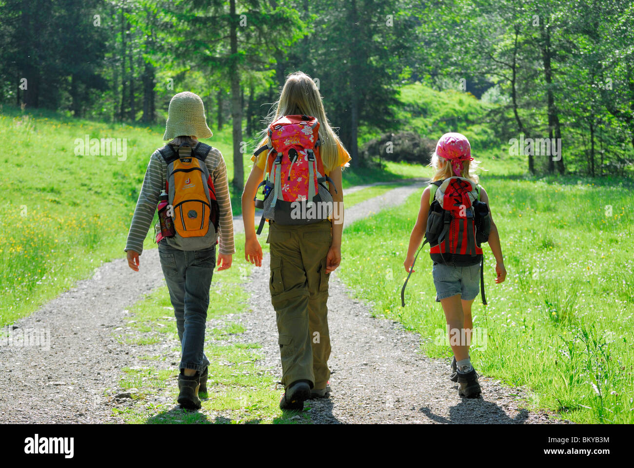 Drei Mädchen Wandern entlang einer Wiese, Bayerische Alpen, Upper Bavaria, Bavaria, Germany Stockfoto