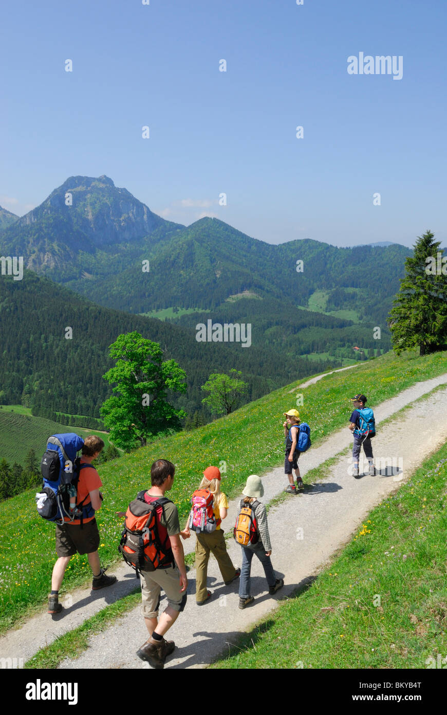 Gruppe von Wanderern mit Kindern, Bayerische Alpen, Upper Bavaria, Bavaria, Germany Stockfoto